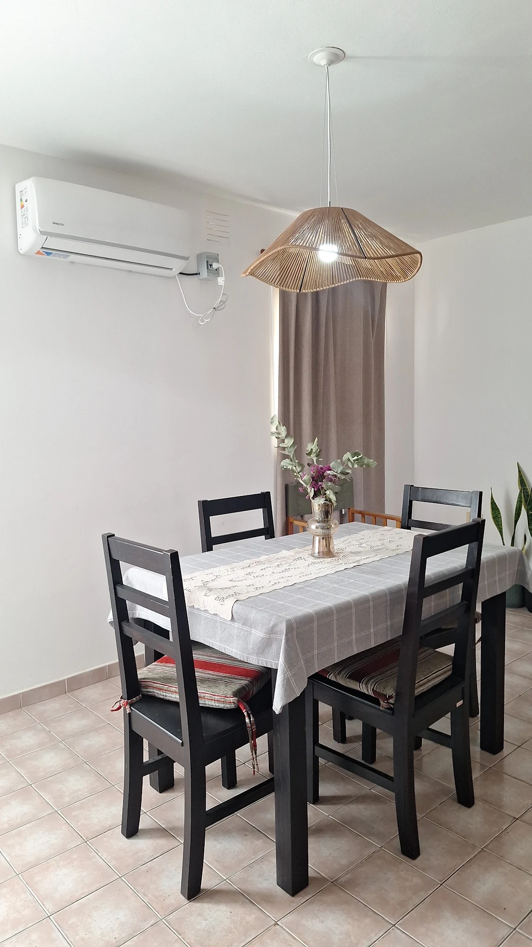 Lámpara colgante encendida sobre una mesa de comedor