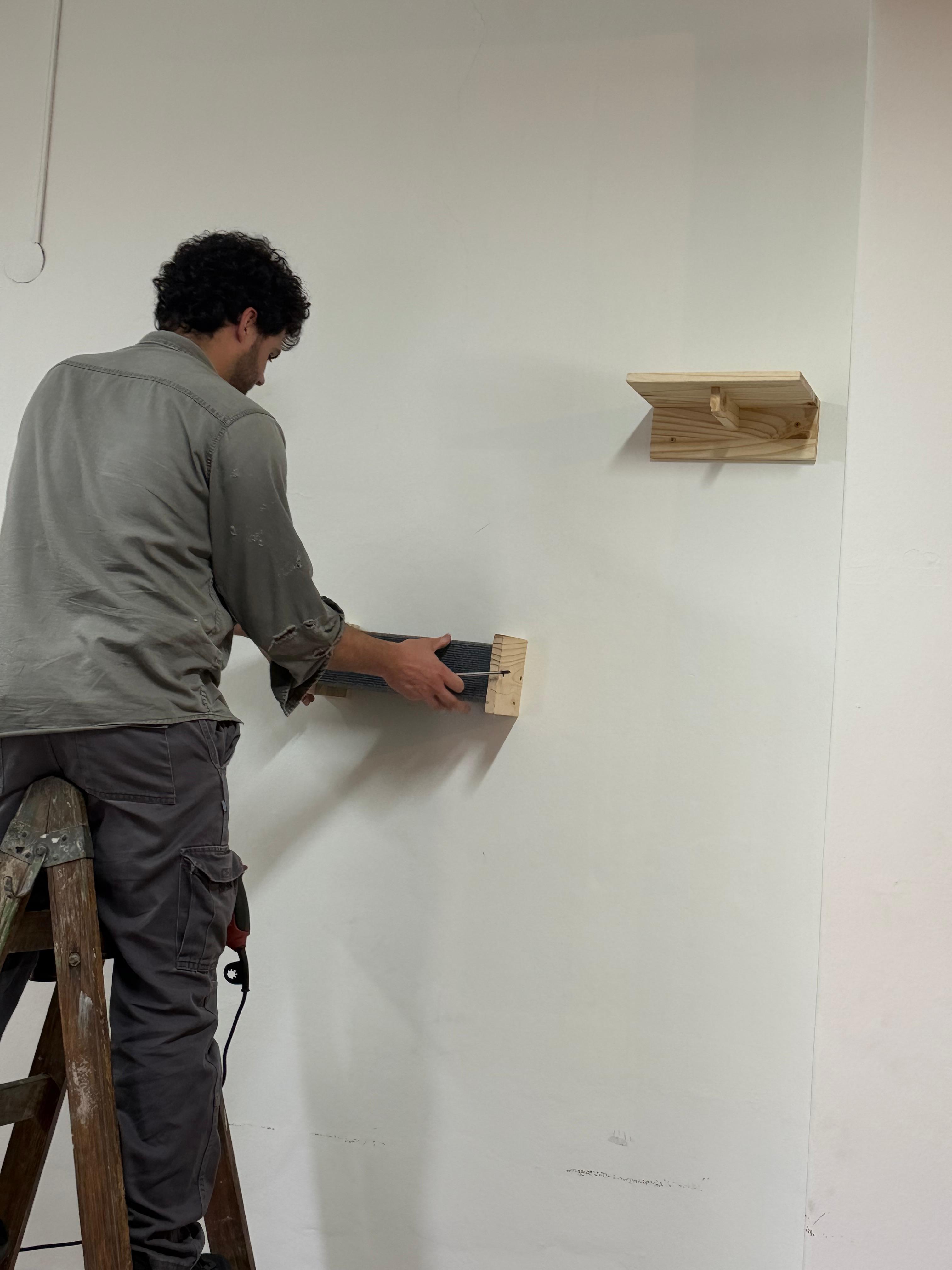Instalación de una estructura de madera en la pared